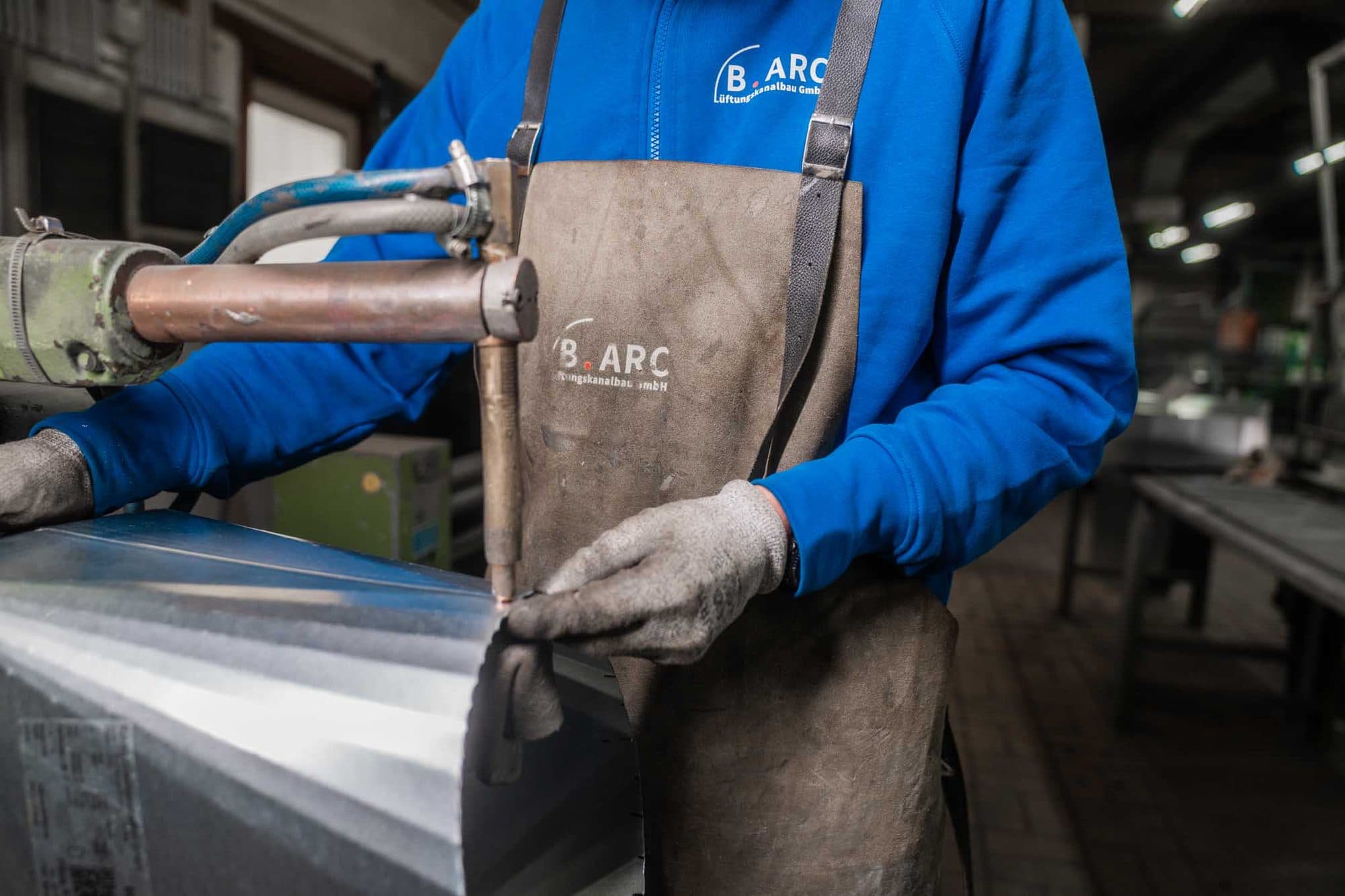 Hände mit Lederschürze am Punktschweißgerät bei B.ARC